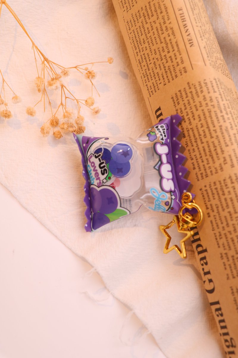 CulturalKrell's tweet photo. 🍬🍬So sweet candy keychains😘
Don't you want to hang these little cuties on your bag?💜
#lollipopins #custommade #candykeychain #keycharm #keyring #pop #pink #purple #smallbusiness #artist https://t.co/cr0UeJODMV