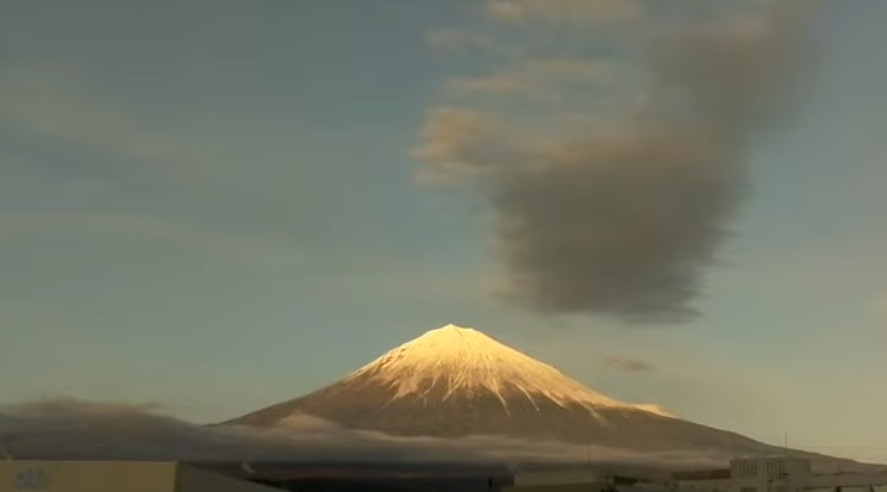 今日も一日お疲れ様でした😃 一日の終わりに16時35分頃の富士山をご覧ください🗻 後程、今日の富士山ダイジェストも公開致します✨ 明日もまたよろしくお願いいたします🎶