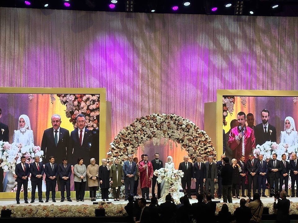 Uzak yakın demeden katılımlarıyla, telefon,telgraf,mesaj tebrik ve dualarıyla bizi yalnız bırakmayan başta Sn. CB’mız <a href="/RTErdogan/">Recep Tayyip Erdoğan</a>,
TBMM BŞK.mız <a href="/MustafaSentop/">Mustafa Şentop</a>,
CB YRD.’mız <a href="/fuatoktay/">Fuat Oktay</a> ve tüm kıymetli dostlarımıza ailecek teşekkür ediyoruz.
Darısı tüm bekarlara olsun inşallah 🤲