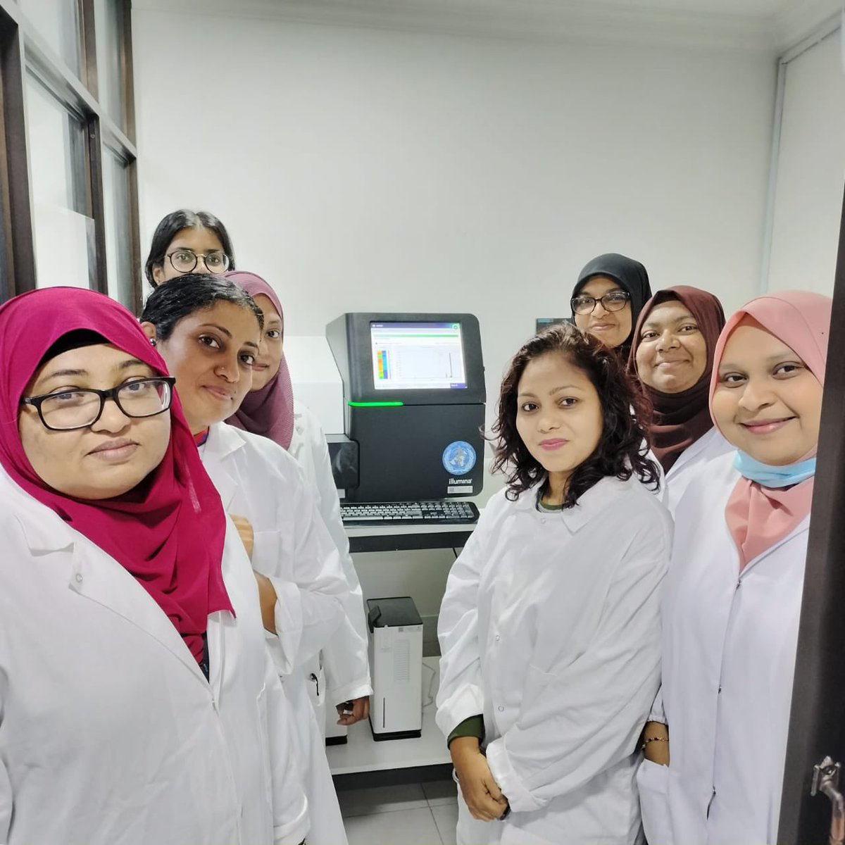 WHOMaldives's tweet photo. Maldives successfully ran it’s 1st Human Genomic Sequencing on the Miseq Machine 🧬

This was achieved during the ongoing ‘Sequencing &amp; Bioinformatics Training’ for @MFDA_mv supported by @whomaldives &amp; @igibsocial aimed to expand capacity &amp; establish Genomic Sequencing in-country https://t.co/Jd9JlpBBFP