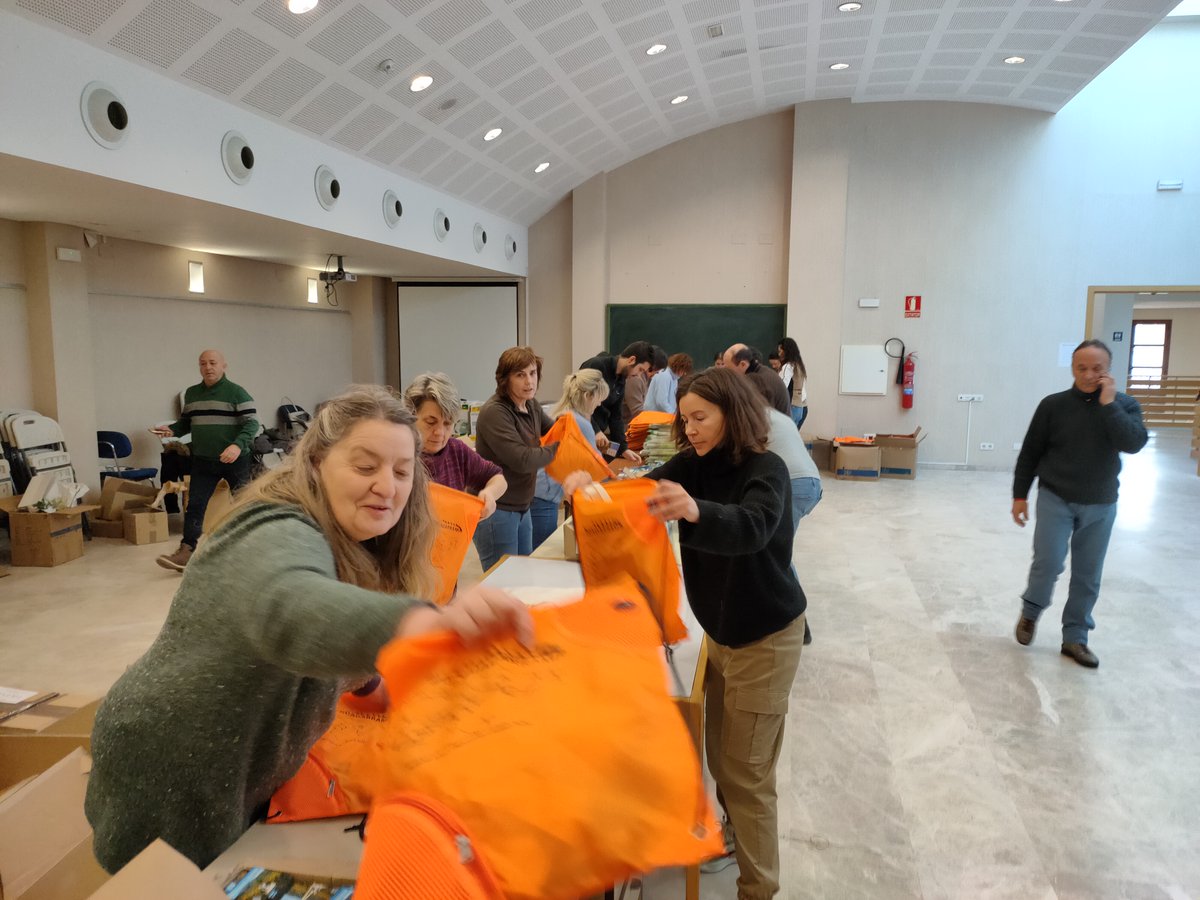 SierraGuad's tweet photo. ¡ FANTÁSTICAS MOCHILAS DEL DESTINO SIERRA DE GUADARRAMA PARA #FITUR2023!
Trabajando desde los 14 municipios de #Adesgam  para preparar miles de mochilas con 14 obsequios sorpresa de nuestros pueblos.
¡En IFEMA del 18 al 22 de enero !!
#SierraGuadarrama  @MadRural @fitur_madrid https://t.co/PJPCDlB4t0