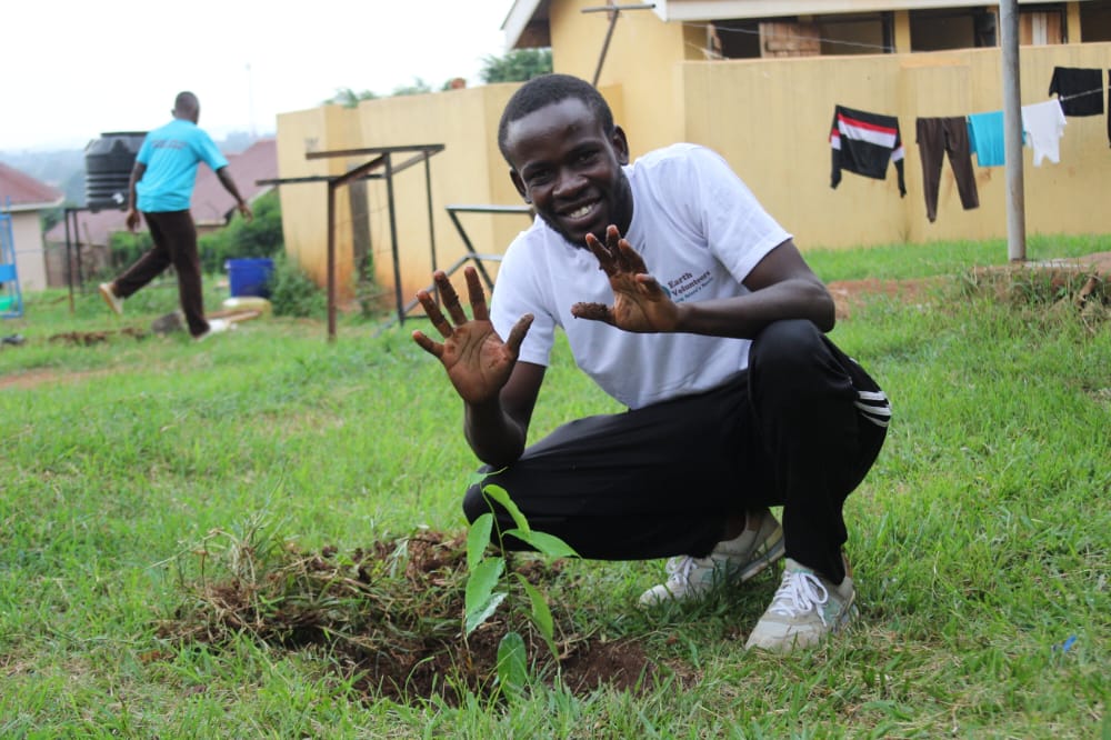 256Solomon's tweet photo. No tree. absence of oxygen. Zero life. Specifically, let's continue planting more and more trees. #indigenoustrees
#treeplanting
#treeplanter #treeguy #nature #greenman #environment #treesforlife https://t.co/8MCSqlTKtj