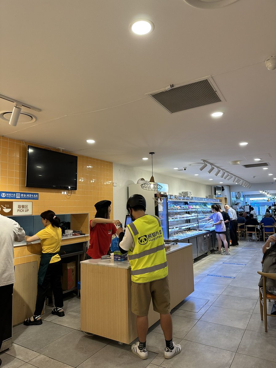 ariiswr's tweet photo. I went to a chinese restaurant named malatang to get some food. I was waiting while standing up and then the lady in the yellow looked at me, smile and said please have a seat IN CHINESE. Dudeee she thought I’m Chinese!!! Idk if that’s a good or bad thing but dudeee ni hao ni hao https://t.co/tpeFgdmg4D