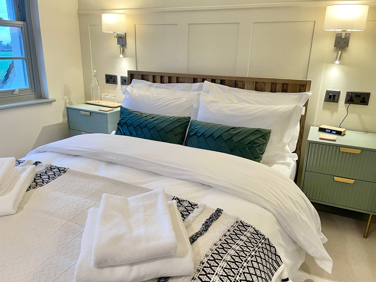flaginnwivenhoe's tweet photo. #TheFlag is the perfect place for a chilled overnight stay; #booknow to enjoy sumptuous comfort in our beautiful boutique inn. Cosy relaxation awaits in #Wivenhoe… https://t.co/2EvivVYbzX

#Essex #Hotel #BoutiqueHotel #Luxury #LuxuryHotel #EssexHotel #HotelStay #EssexBusiness https://t.co/pNmozK5K72