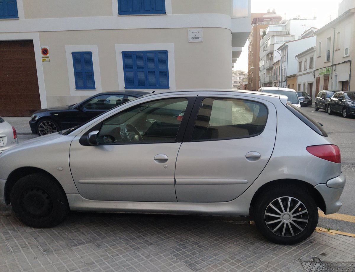 matcaves's tweet photo. #Palmacamina... Sempre que vagis d'un amb un i no necessitis cadira de rodes o dur l'infant en un cotxet. Dècades de vergonyosa impunitat... 🚘🚘🚘 https://t.co/WlNtMaTY8x