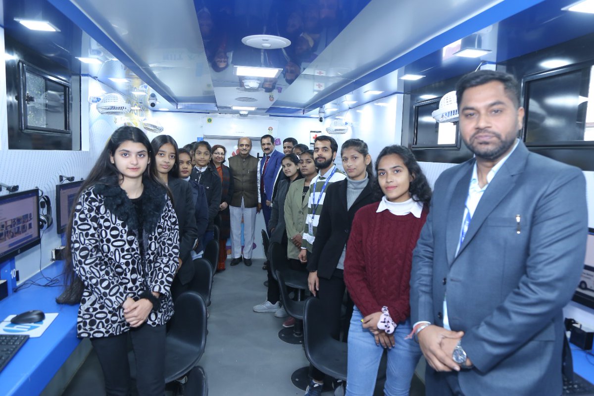 NIIT_Foundation's tweet image. Another #DigiBus was inaugurated in partnership with @Huawei and flagged off by @DrBhagwatKarad, Minister of State for Finance, Govt. of India, in Delhi!
The solar-powered &amp;amp; #5G-enabled DigiBus will provide digital #skilling with a mobility solution to bridge the #digital divide.