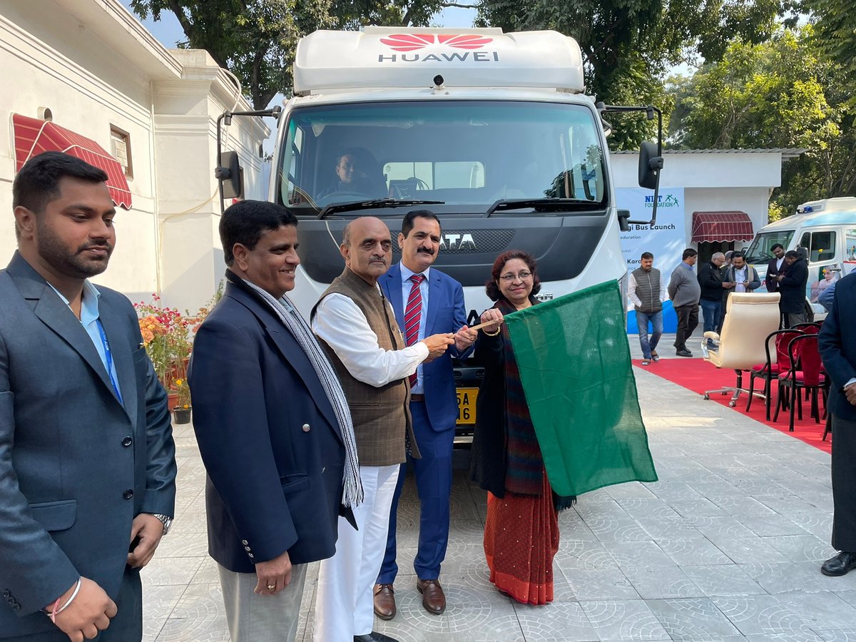 NIIT_Foundation's tweet image. Another #DigiBus was inaugurated in partnership with @Huawei and flagged off by @DrBhagwatKarad, Minister of State for Finance, Govt. of India, in Delhi!
The solar-powered &amp;amp; #5G-enabled DigiBus will provide digital #skilling with a mobility solution to bridge the #digital divide.