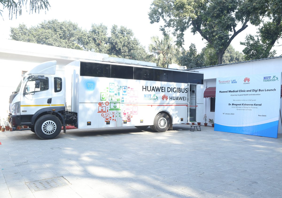 NIIT_Foundation's tweet image. Another #DigiBus was inaugurated in partnership with @Huawei and flagged off by @DrBhagwatKarad, Minister of State for Finance, Govt. of India, in Delhi!
The solar-powered &amp;amp; #5G-enabled DigiBus will provide digital #skilling with a mobility solution to bridge the #digital divide.