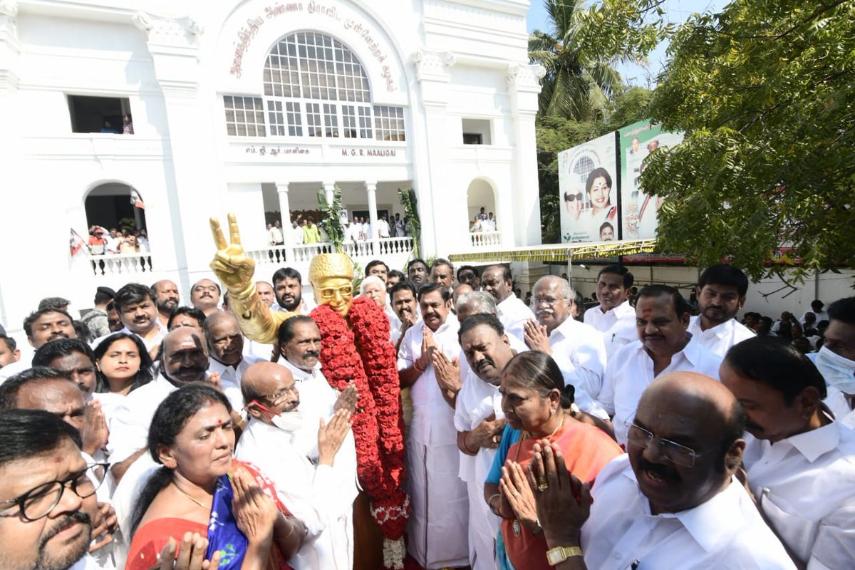 AIADMKOfficial's tweet photo. கழக நிறுவன தலைவர் 'பாரத ரத்னா' இதய தெய்வம் புரட்சித் தலைவர் டாக்டர் எம்.ஜி.ஆர். அவர்களின் 106-ஆவது பிறந்த நாள் விழா நிகழ்ச்சிகள் ! 

மாண்புமிகு கழக இடைக்காலப் பொதுச் செயலாளர் திரு. @EPSTamilNadu அவர்கள் மாலை அணிவித்து, கழக கொடியினை ஏற்றி வைத்தார். 
#HBDMGR 1/3 https://t.co/HygpPYzy6O