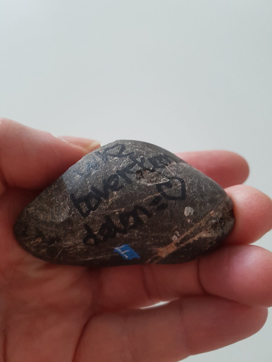 Beter één vogel in de hand dan tien in de lucht.

Een WKZ toversteen. Vrijdag gevonden in Driebergen. Er wordt gevraagd of ik hem wilde delen op FB, maar die heb ik niet. Dan maar even hier.