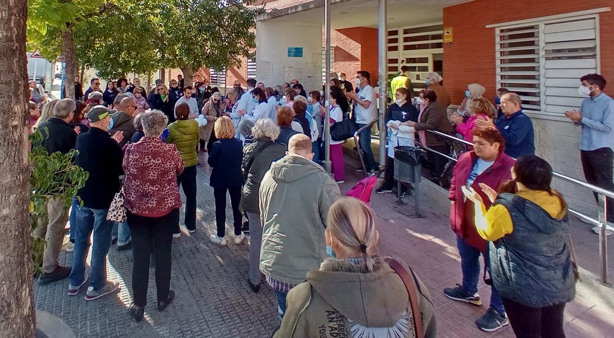 Sentido homenaje a Juan Ignacio Salmerón. Profesionales y usuarios se encontraron a las puertas del Centro de Salud de La Alberca para expresar su dolor y agradecimiento. 
La familia de Juan Ignacio pudo ser testigo del amor de sus compañeros y pacientes.