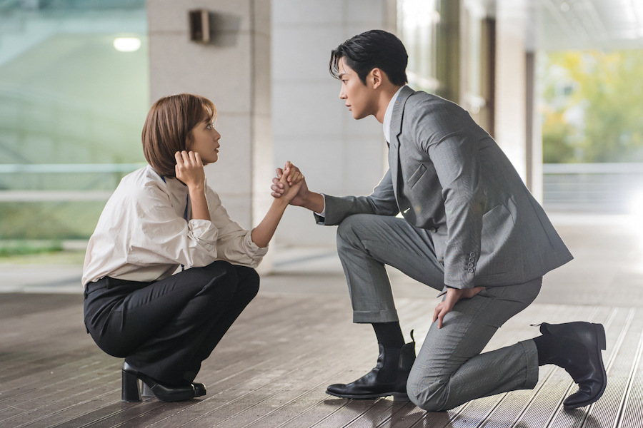 soompi's tweet photo. #Rowoon Kneels Down To Meet #JoBoAh In Upcoming Fantasy Romance Drama "#DestinedWithYou" 
https://t.co/zpz83YHZQ1 https://t.co/Wwv0rJUYkG