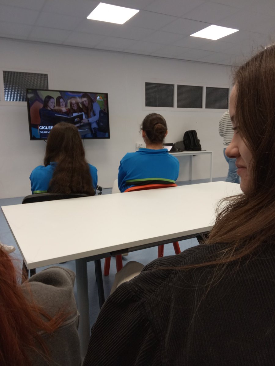 Avui ens visita el Luís Tabares de l' escola Montserrat per informar-nos dels cicles formatius.#orientacio #avuiperdema <a href="/Montserrat_FP/">Escola Montserrat FP</a> <a href="/Dani_Mauriz/">Dani Mauriz</a> <a href="/LuisTabares_/">Luis✨</a>