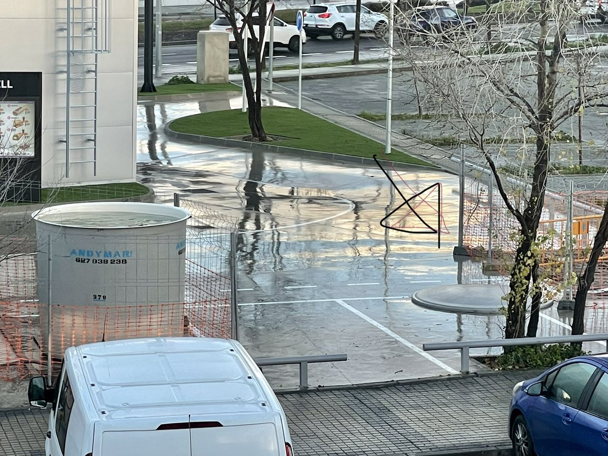 lomuu's tweet photo. @PoliciaAlcorcon @AytoAlcorcon Esta noche ha salido volando la tapa de uno de los bidones de agua del @TacoBellSpain . ¿Esto puede estar así? Lleva desde que se inauguró así y no debe ser muy seguro sanitariamente hablando pues ese agua está sucia para consumo https://t.co/ojgXlpHQd3