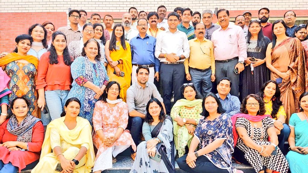 PbpandeyB's tweet photo. Happy Birthday @gupta_iitdelhi Sir...
Wishing you the best on your birthday and everything good in the year ahead.

Our whole team is wishing you the happiest of birthdays.💐 https://t.co/Hcv08RAbFW