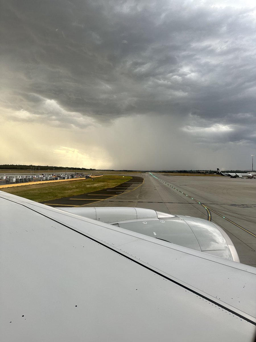 manujith4's tweet image. Perfect Melbourne Day ! 38c + and a storm ⁦@SingaporeAir⁩ ⁦@MelbourneAir⁩ ⁦@Airbus⁩