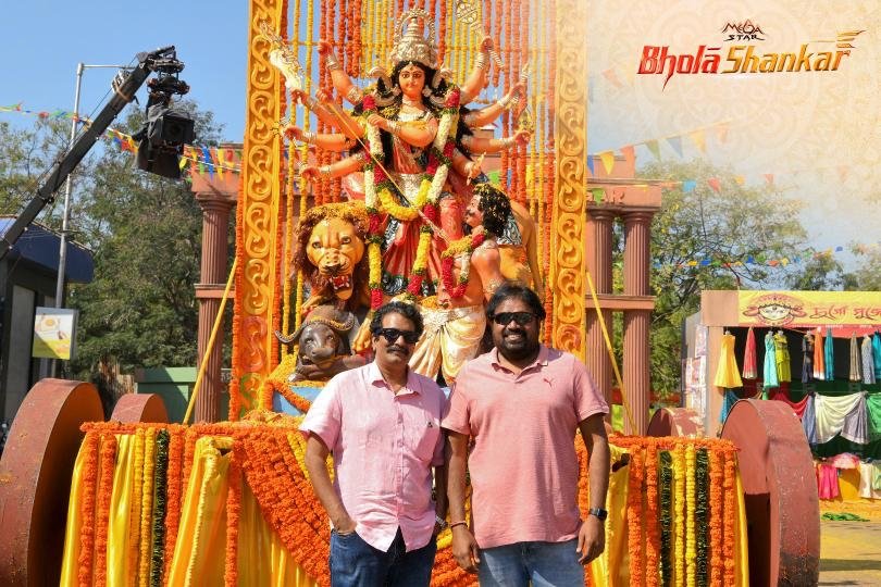 klapboardpost's tweet image. Megastar continues to give Poonakalu. మాములుగా ఉండదు మరి..😎

#BholaaShankar new schedule commenced today. Here's a massive film set erected in Kolkata city. 🔥
 #megafans
#MegaStarChiranjeeevi Mega🌟@KChiruTweets @MeherRamesh @AnilSunkara1 @tamannaahspeaks @KeerthyOfficial