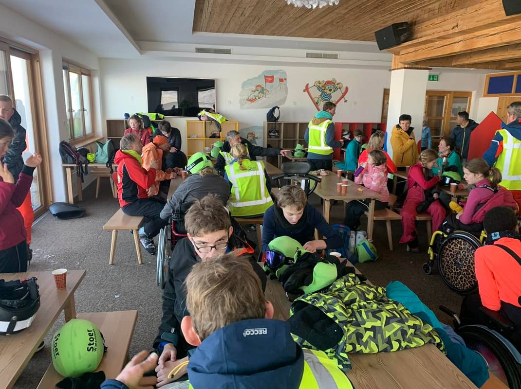 StoerWW's tweet photo. Week 3 van @StoerWW is van start gegaan, met dank aan de @JCFoundation, het @foppefonds, https://t.co/JnSGyKv1V9 en de Sophie Rosenthal Vereeniging. De voortekenen zijn goed! #wintersport #beperking #gehandicapt https://t.co/SxLvnXG48n