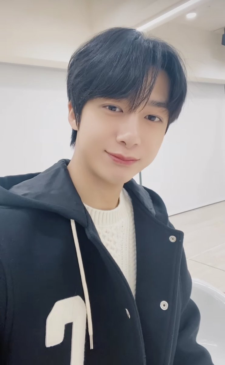 위태럽고 위험한 관계에 끌린다는데
얼굴엔 그런거 딱 싫다고 써있음