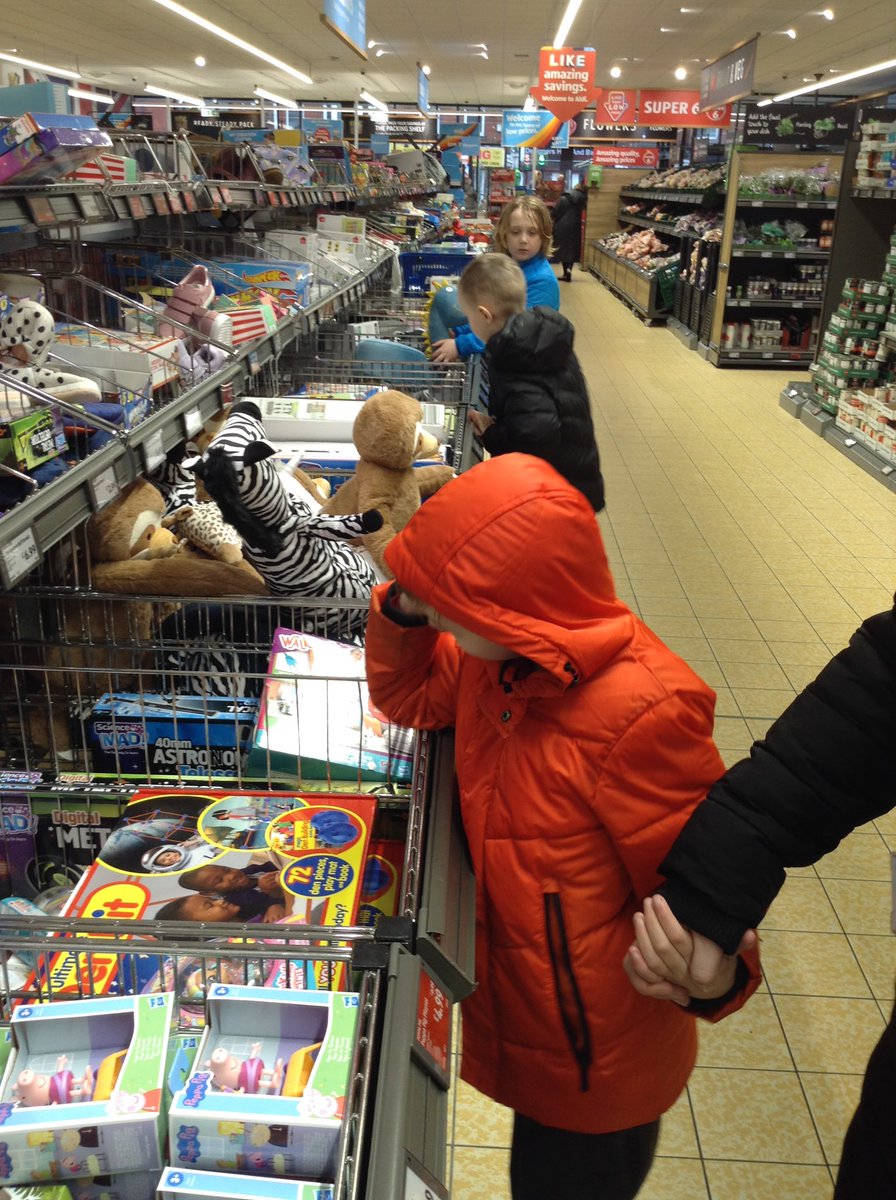 ParkViewPV's tweet photo. The children from the Rainbow Room 🌈 went shopping to look at the price of different items and took turns using money to pay for them and see how much change they got 🛒💷. #PVMaths #PracticalMaths https://t.co/4JaYmOqoT0