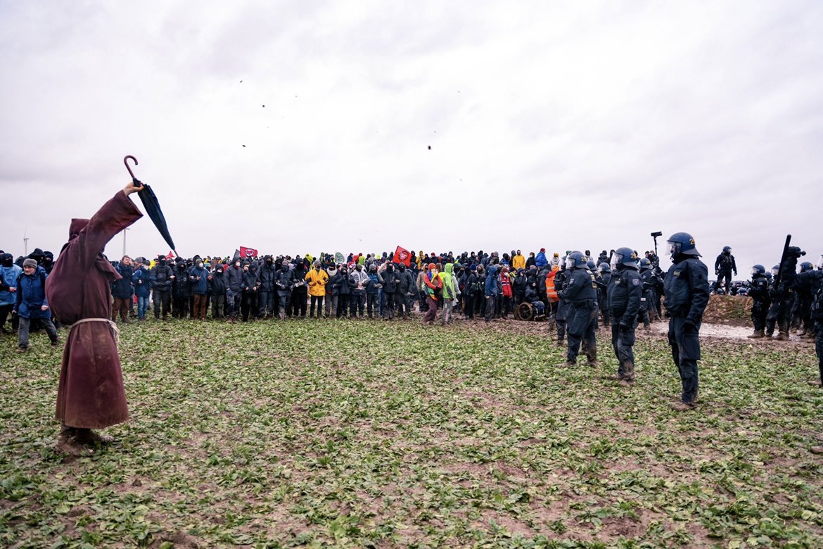 Übrigens: Wenn ihr das erste Level durchgespielt habt, dann bekommt der Mönch von Lützerath ein Schirm und muss gegen die Polizei von the Länd und NRWE antreten.

#Moench #MoenchvonLuetzerath #Luetzerath #germanmudwizard