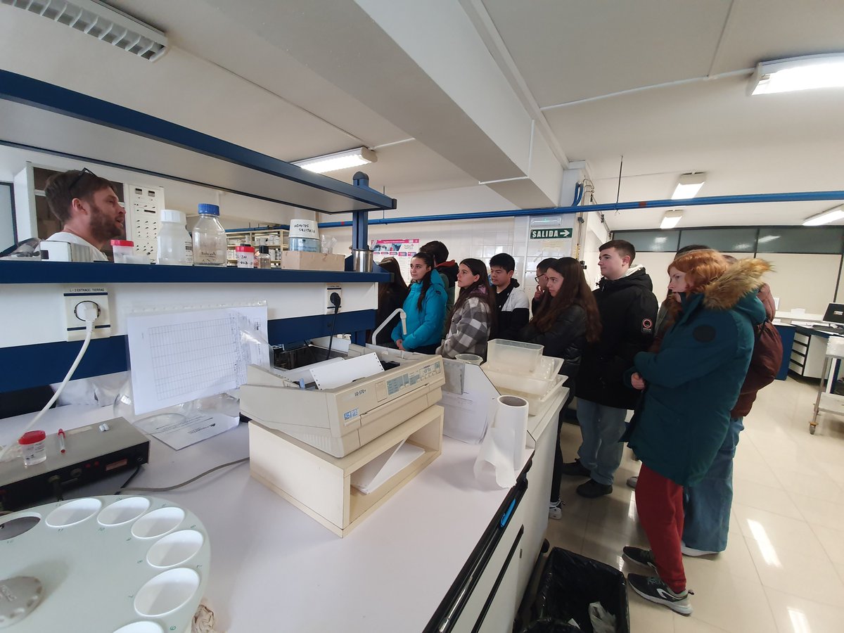 NASERTIC's tweet photo. 👩🔬#NASERTIC con las vocaciones #STEM
El pasado viernes 78 alumnos y alumnas del @Pedro_Atarrabia conocieron el Laboratorio de NASERTIC y los + de 200 procedimientos técnicos que realizamos en agroalimentación, toxicología forense, medioambiente y genética para la Comunidad Foral https://t.co/bGH48i59Yl