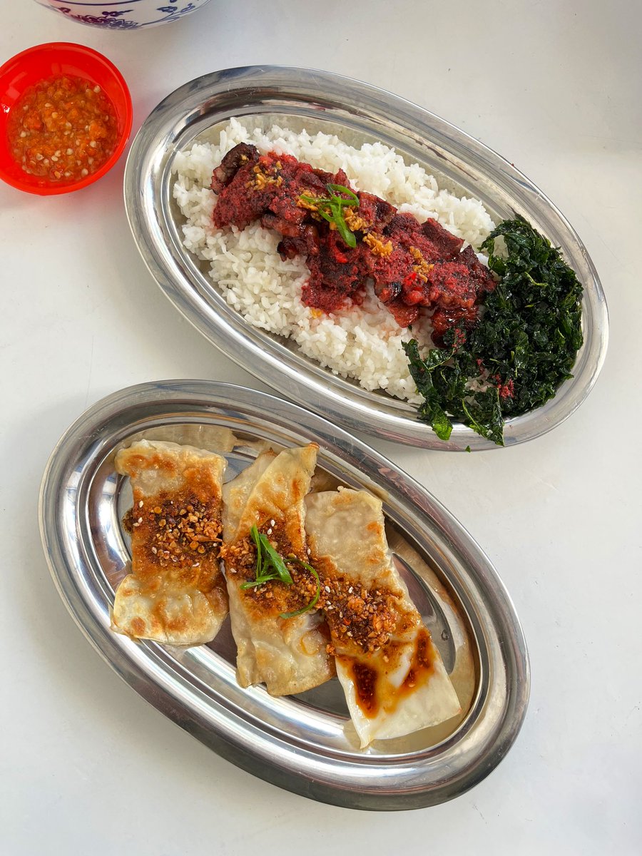 Warung Bakmi Halal di Klaten yang kmrn direkomendasikan temen, Bakmie Barokah namanya.
2 👍 buat Bakmie Sichuannya, mieny bs milih jg pake yg pipih. Kombinasi sm chili oilnya cocok bgt.
Menu Nasi Sapi Charsiu pake kangkung crispynya jg ikonik bgt ditemenin Suikiaw panggang 😍👍👍