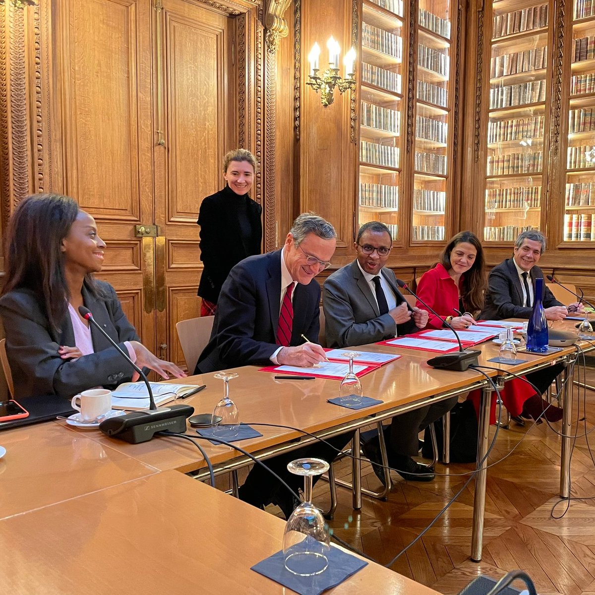 Arcom_fr's tweet photo. 👨‍🏫#Éducation aux médias et à l'information : signature d'une nouvelle convention entre l'@Arcom_fr et @education_gouv. Consulter le communiqué commun : https://t.co/6pLU4GO3To #EMI #EducMedias https://t.co/TBYKxxJlVq