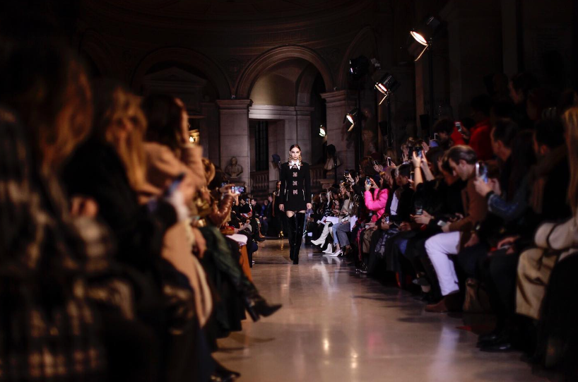 CES_AS's tweet photo. Depuis de nombreuses années, CES est présent pour les défilés à l'occasion de la Paris Fashion Week. Gradins, praticables, bancs de kermesse, tour de projection…
 #paris #scaffolders #scaffolding #scaffoldingservices #praticables #echafaudage #fashionweek  #fashionweekparis https://t.co/iUob2C6I2H