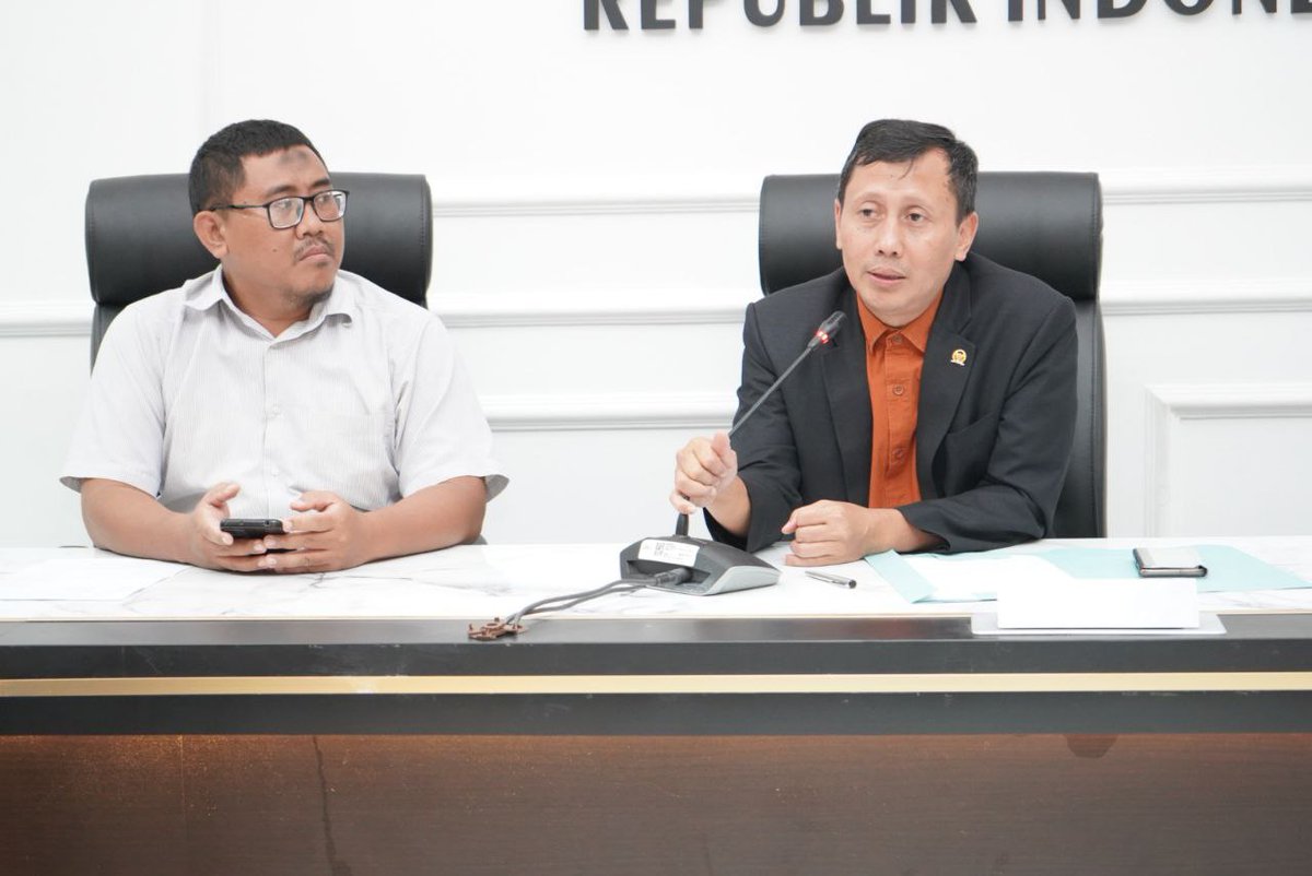FPKSDPRRI's tweet photo. Anggota Komisi IV DPR RI dari Fraksi PKS, drh. Slamet, menerima aspirasi dari Asosiasi Kepala Desa Kabupaten Rembang terkait usulan revisi UU Desa di Ruang Bidang Legislasi FPKS DPR RI, Senayan, pada Selasa (17/01). https://t.co/GiQre0hIJq