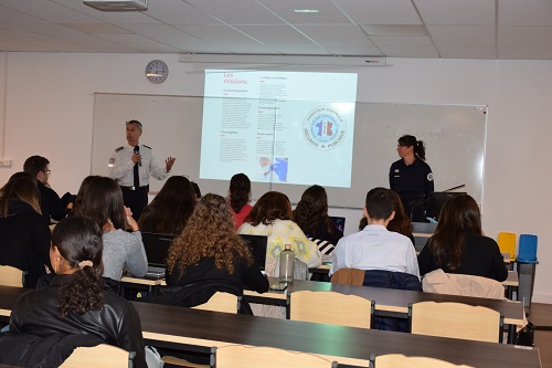 [#DevenirPolicier] Intervention devant les étudiants de licence droit hier à <a href="/UCO_Nantes/">UCO Nantes</a>. 
Eric Commissaire Divisionnaire et Anne-Sophie Capitaine de #police à #Nantes leur ont donné toutes les infos et conseils pour devenir policier.