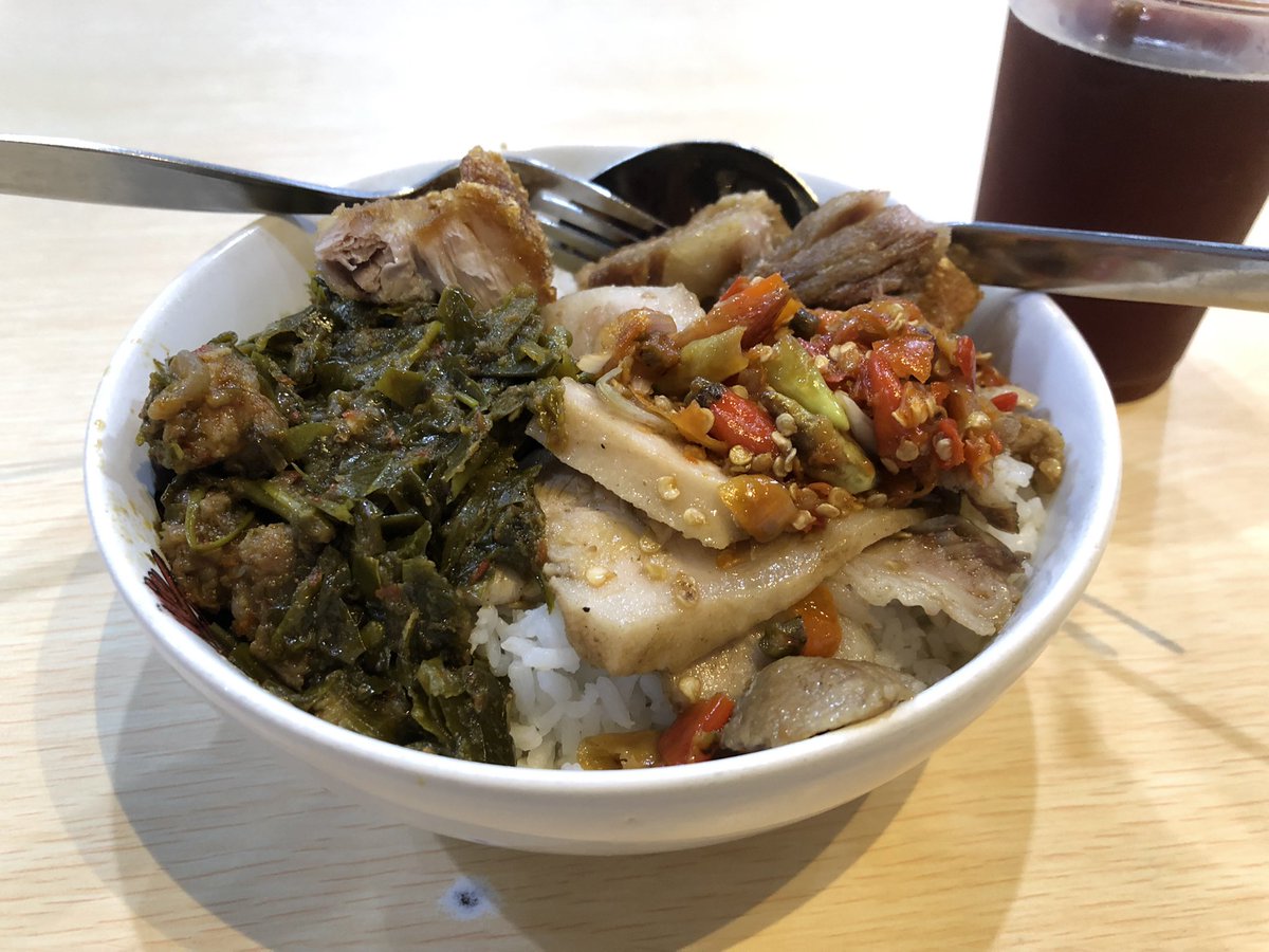 Craving for babi guling di Surabaya dan sedikit terobati dengan nasi babi tore pedas ini. Enak!