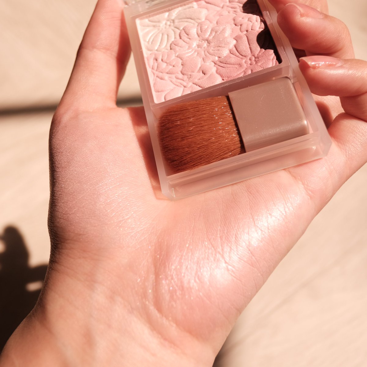 Viviennewonder's tweet photo. ป้ายยาไฮไลท์ Canmake Glow Fleur Cheeks Blend Typeหน่อยคับ สีสวยมากกกก ละมุนสุด กระจายแสงดี นุ่มๆ ปัดแล้วดูผิวสวยไม่อะไรกับใครเยอะ สีเบอร์B02 ติดชมพูนิดๆคับ https://t.co/ZdyVtauywy