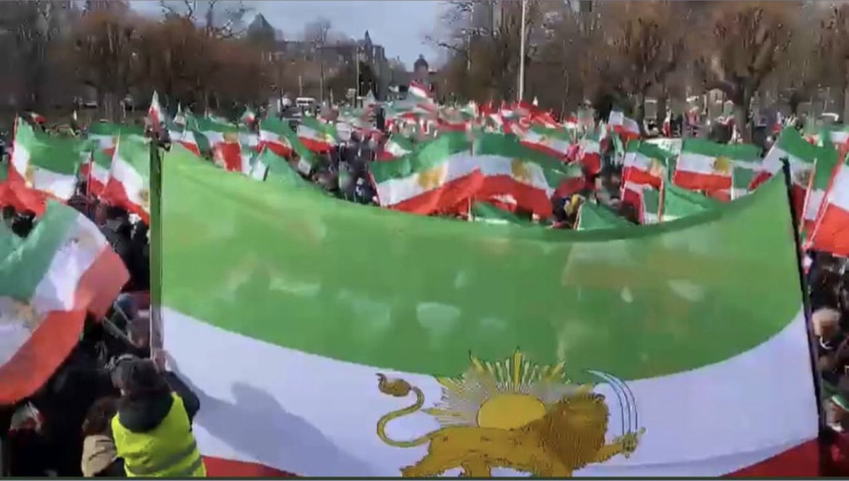 Ils ont dit que le soulèvement révolutionnaire du peuple iranien est terminé, hier à Strasbourg, ils ont vu une énorme marche contre la République islamique, ceux qui ont été forcés de quitter l'Iran sont devenus une épine dans le pied du régime sanguinaire.
#IRGCterrorists
