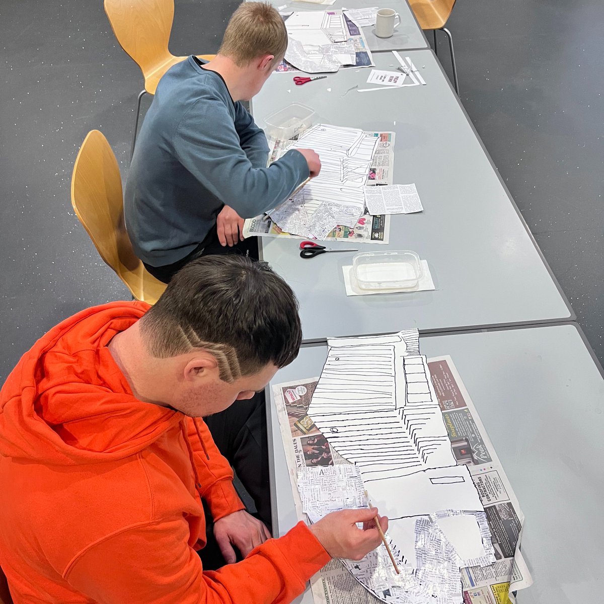 levelcentre's tweet photo. Some serious concentration and PVA going on in #LevelMakesArt!
#LetsCreate #TheArtThatDifferenceMakes #LearningDisabledArtists #Collage #LevelMakes #CreativeWorkshops @ace_midlands @pink_e_puss https://t.co/O9QmFrCbSB