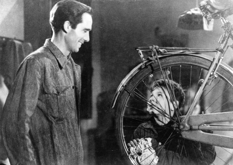Ladri di biciclette, il capolavoro di Vittorio De Sica.
Una tragica poesia dell’Italia che sta cambiando 

#ViaggioNelNeorealismo #VentagliDiParole