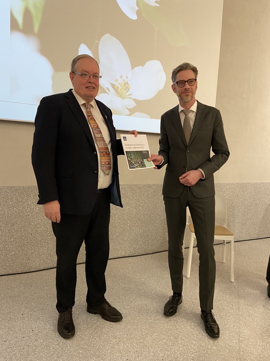 ⁦<a href="/naturvardsverk/">Naturvårdsverket</a>⁩ har tillsammans med en lång rad myndigheter skrivit en omfattande rapport om ifall Sverige kommer att nå de 16 miljömålen ; det går åt rätt håll. Statssekr ⁦<a href="/DWestlen/">Daniel Westlén</a>⁩ tog emot rapporten och listan med åtgärdsförslag. #klimat #miljö #svpol