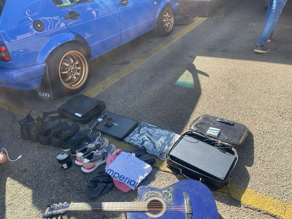 sapsGP #PartnershipPolicing between #SAPS Heidelberg, Gauteng Traffic and 
@afriforum
 led to the swift apprehension of four suspects for housebreaking on 12/01. A search led to the recovery of laptops, clothing, wrist watches and various other items. NP