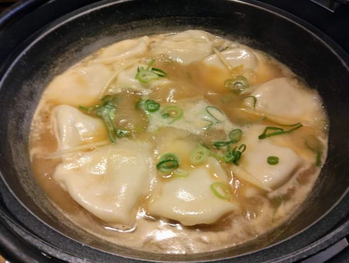 hirokiatarashi's tweet photo. 地鶏を８時間以上も煮込んだコラーゲンスープ！摂りたてのあご出汁も加わった… 他所ではいただけない逸品♪「炊き餃子」　じとっこ組合 木更津東口店 #炊き餃子 #じとっこ組合 #じとっこ #地鶏 #木更津　

https://t.co/HpgL2d6jTO https://t.co/jLDrOETMuH