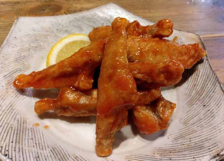 hirokiatarashi's tweet photo. 地鶏を８時間以上も煮込んだコラーゲンスープ！摂りたてのあご出汁も加わった… 他所ではいただけない逸品♪「炊き餃子」　じとっこ組合 木更津東口店 #炊き餃子 #じとっこ組合 #じとっこ #地鶏 #木更津　

https://t.co/HpgL2d6jTO https://t.co/jLDrOETMuH