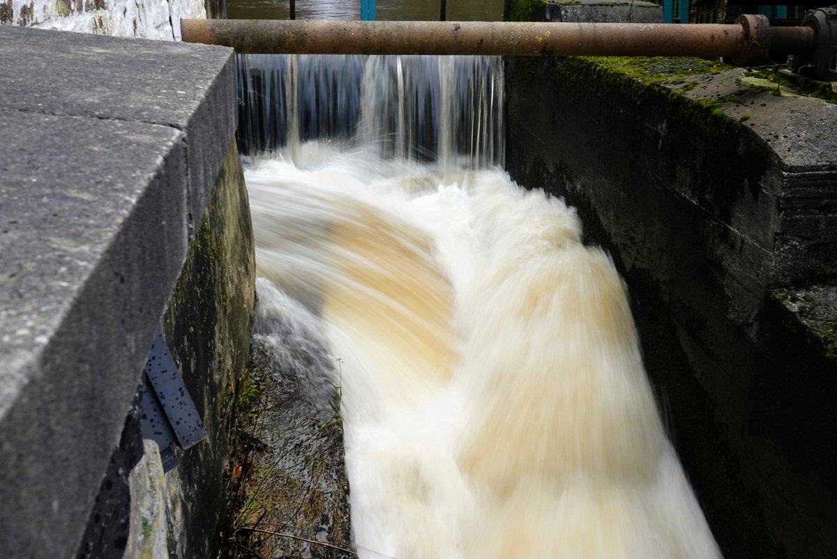 fotoaufnahme's tweet image. Die alte #Rotbachmühle im Stadtteil Hiesfeld in Dinslaken wird gerade vom gut gefüllten Wasserstand des #Rotbach umspült. #Hochwasser