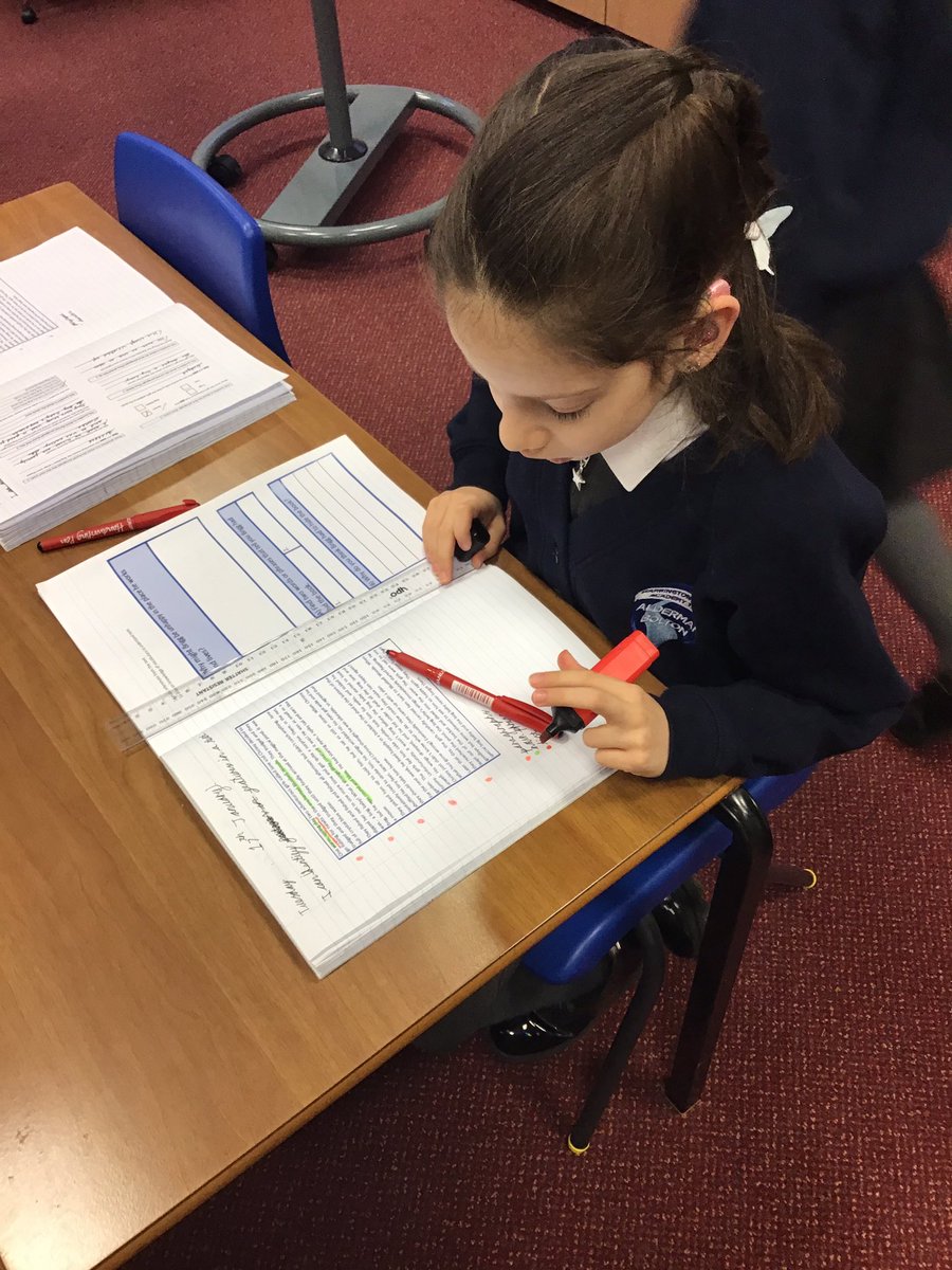 ABCPschool's tweet photo. #Class2K are identifying features in a text #ABEnglish https://t.co/DcIVjaUdnT