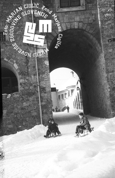 Tudi v tej zimi smo dočakali dočakali sneg!
Če sodimo po fotografiji Marjana Cigliča iz leta 1960, je bilo tisto zimo dovolj snega za spust s sanmi z Ljubljanskega gradu.
Foto: M. Ciglič, arhiv MNZS.