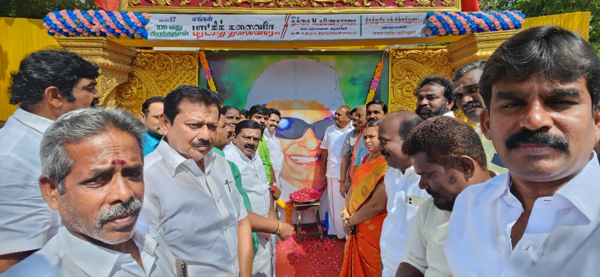 Balakaja's tweet photo. *பாளையங்கோட்டை தெற்கு பகுதி கழகம்* 

புரட்சித்தலைவர் பொன்மனச் செம்மல் இதய தெய்வம் டாக்டர் எம்ஜிஆர் அவர்களின் 106 வது பிறந்தநாள் விழா ஏற்பாடு. https://t.co/hvg70pFEWp