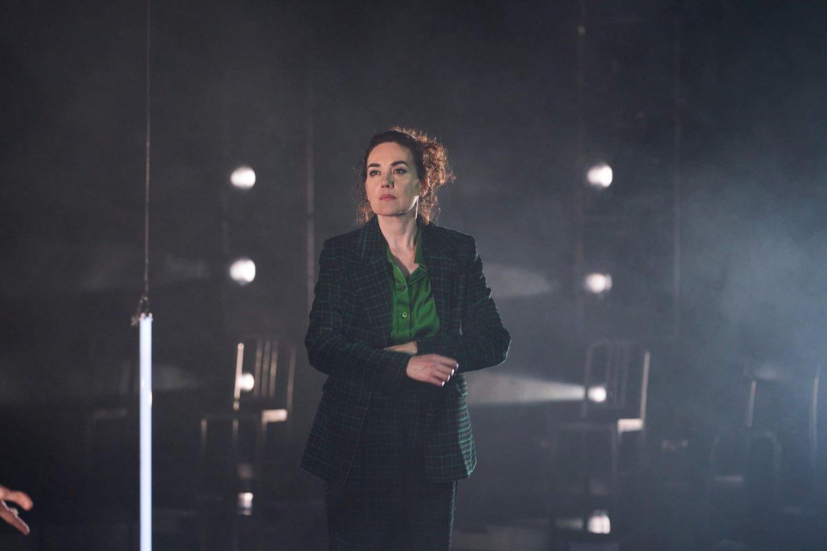 teatrenacional's tweet photo. 🖋️ Sense perdre de vista els orígens ni renunciar a l’essència d’aquest text universal, la dramatúrgia de @PabloLeyF trasllada #TerraBaixaTNC al segle XX i hi incorpora dos personatges nous: una periodista (Laura Conejero) i un comissari de policia, en Vinagret (Manel Sans). https://t.co/onlsaa53rX