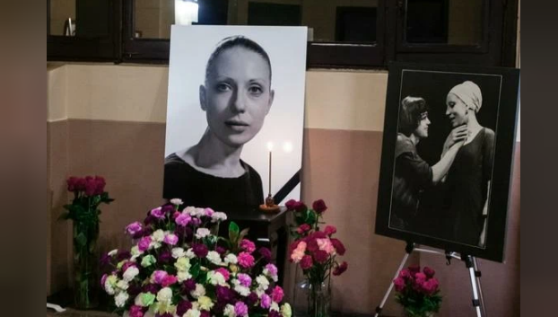 argumenti's tweet photo. В Храме Христа Спасителя проходит церемония прощания с актрисой Инной Чуриковой, которая скончалась в 79-летнем возрасте. В последний путь провожают её близкие, коллеги и поклонники.
Напомним, актриса Инна Чурикова умерла 15 января в больнице.

https://t.co/C4GYZc6iZy https://t.co/9h4O05peXD