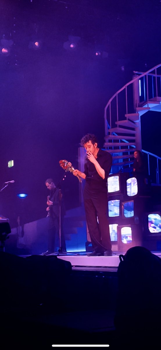 beccaa182's tweet photo. FRONT ROW BABY #the1975 https://t.co/KppcfXeZZW