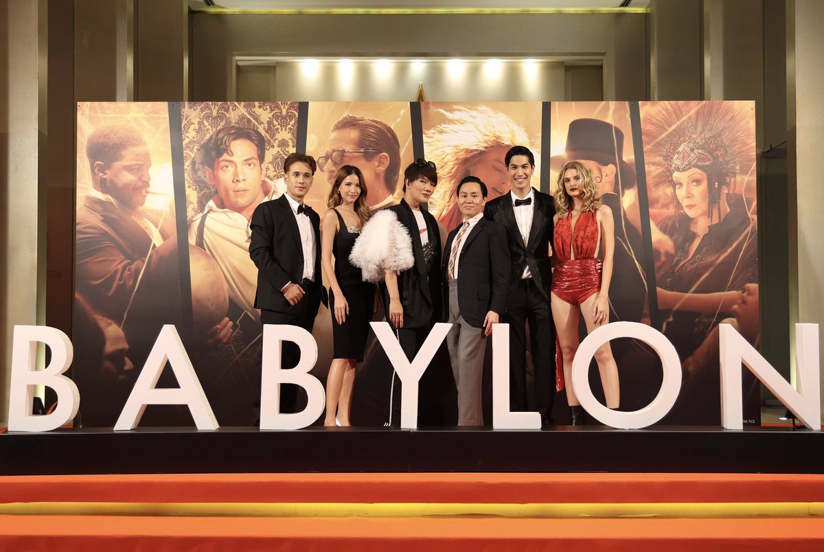 งานเปิดตัว #Babylon ภาพยนตร์อลังการดาวล้านดวงของผู้กำกับ เดเมี่ยน ชาเซลล์ นอกจากไปเป็นผู้ชมแล้ว งานนี้ต้องเป็นพิธีกรด้วย หน้างานคือใหญ่กว่าที่คิด มากกว่าที่บรีฟ มีเวที มีพรมแดง มีเดินแบบ มีเซเลบริตี้มากมาย ทุกอย่างผ่านไปด้วยดี แต่เสียดายที่มัวแต่ทำงานเลยได้กินเหล้าแค่แก้วเดียว