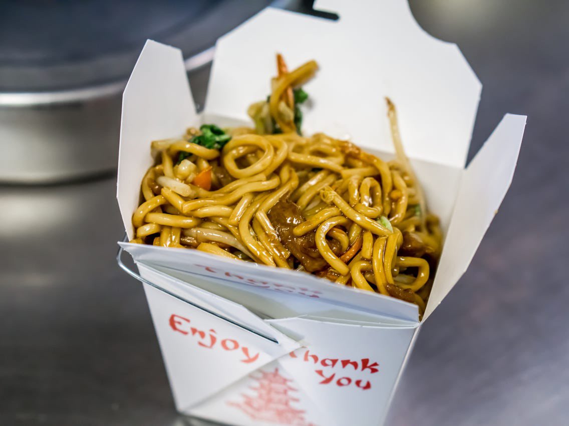 Vamos a poner los fideos para llevar en esta caja de cartón, dijo nunca nadie en China.