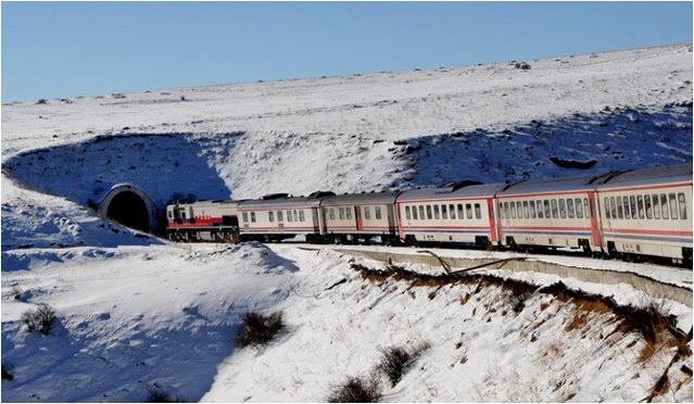 “Hayatım, yanlış bindiğim bir trenle yaptığım upuzun bir yolculuktur benim için...”
￼
Hikmet Anıl Öztekin, Ne İçin Varsan Onun İçin Yaşa